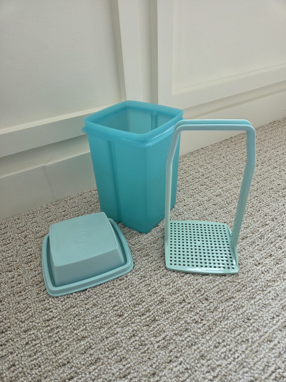 Vintage Tupperware Teal Pickle Keeper with Lifter Insert